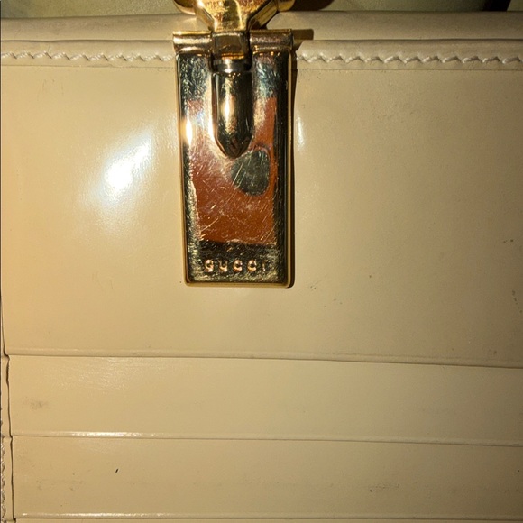 Gucci tan patent leather wallet with Gold Clasp - Picture 5 of 12